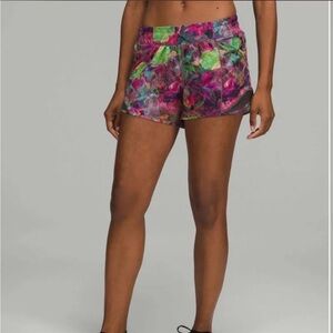 Lululemon Hotty Hot Low-Rise Lined Short 4" Vivid Floral Tone MultiGraphite Grey